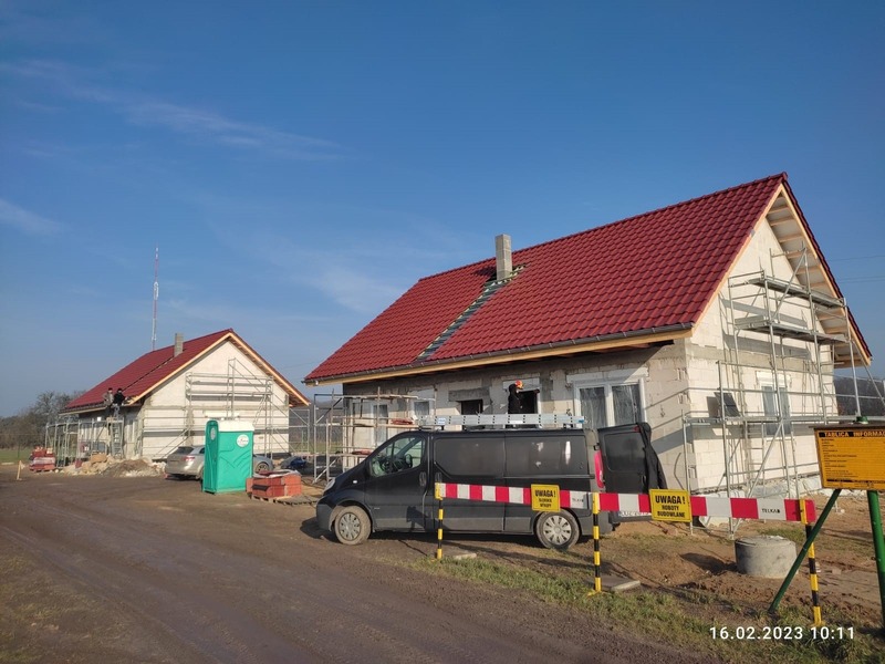 Zdjęcie jednego z domów jednorodzinnych w Kołowie podczas budowy.